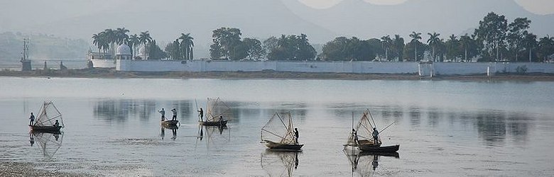 Fishing on Lake Pichola in Udaipur, Rajastan Fishing on Lake Pichola in Udaipur, Rajastan