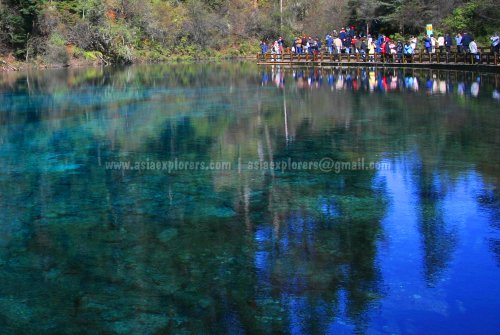 Crowds of tourists at Five Color Pond