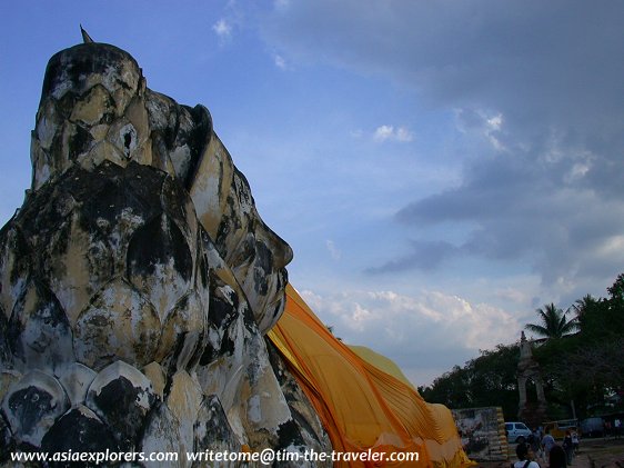 Full length view of Phra Bhuddhasaiyart Full length view of Phra Bhuddhasaiyart