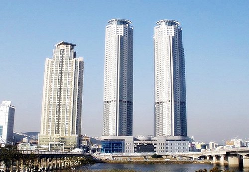 Twin skyscrapers of the Iaan Taewha River Exodium, Ulsan Twin skyscrapers of the Iaan Taewha River Exodium, Ulsan