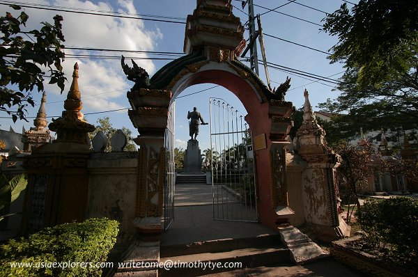 Entrance to King Sisavang Vong Monument from Vat Si Meuang