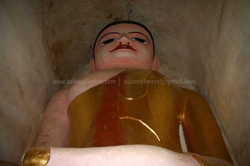 Buddha image inside Manuha Temple