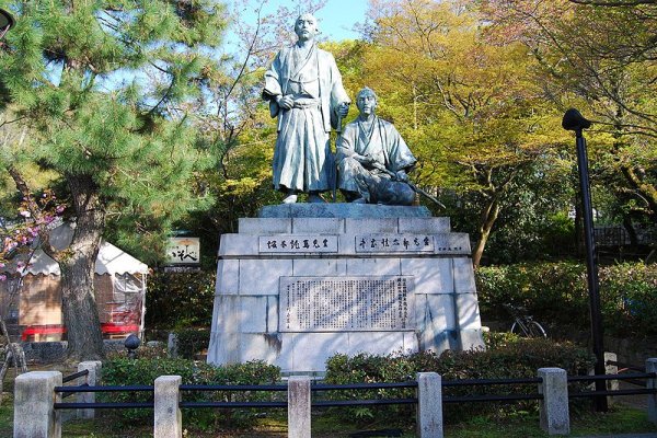 Statues of Sakamoto Ryoma and Nakaoka Shintaro in Maruyama Park, Kyoto Statues of Sakamoto Ryoma and Nakaoka Shintaro in Maruyama Park, Kyoto
