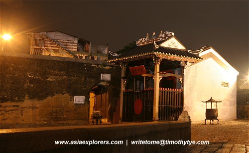 Old City Wall, with Na Tcha Temple beside it