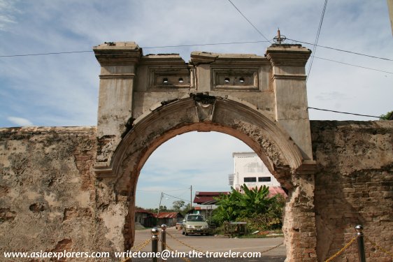 Another view of the Kota Kuala Muda gate