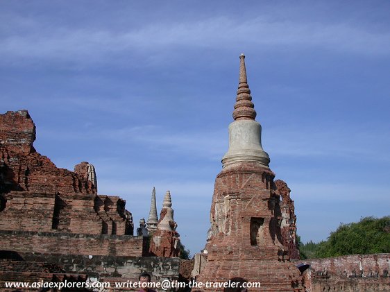 Ruined chedis at Wat Mahathat, Ayutthaya Ruined chedis at Wat Mahathat, Ayutthaya