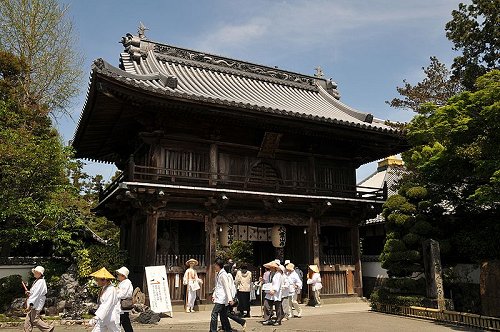 Main gate of Ryozen-ji Temple, Tokushima Prefecture Main gate of Ryozen-ji Temple, Tokushima Prefecture
