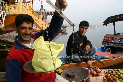 Srinagar's Floating Mini Market