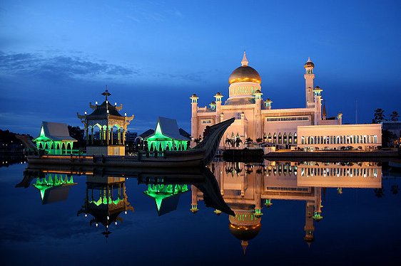 Sultan Omar Ali Saifuddin Mosque on the eve of Ramadan