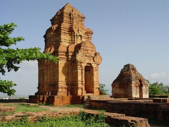 Thap Poshanu Cham Towers, Mui Ne, overlooking the city of Phan Thiet Thap Poshanu Cham Towers, Mui Ne, overlooking the city of Phan Thiet