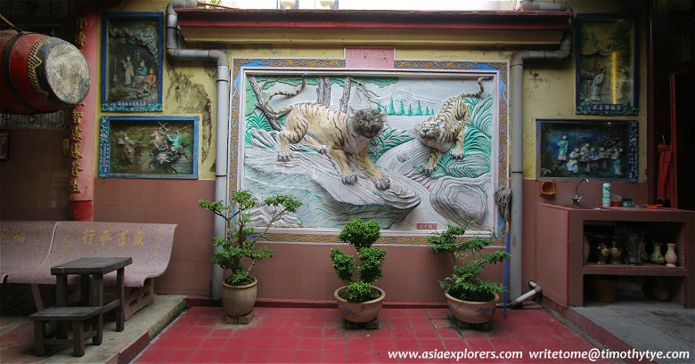 Wall relief of Tin Hin Kong Temple