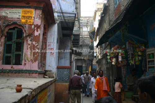 A Varanasi alley